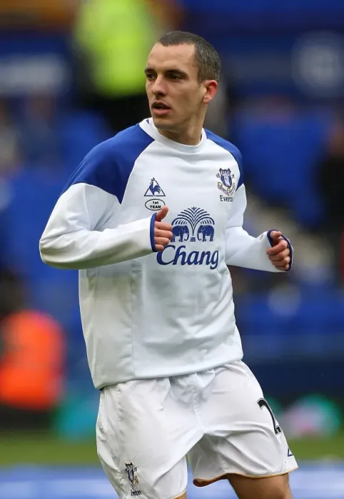Framed Print : Determined Leon Osman Leads Everton to FA Cup Sixth Round Victory over Sunderland at Goodison Park Framed Print : Determined Leon Osman Leads Everton to FA Cup Sixth Round Victory over Sunderland at Goodison Park