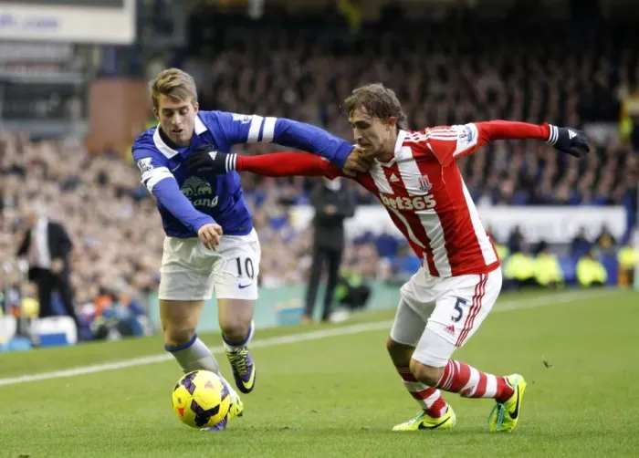 Framed Print : Deulofeu vs Muniesa: Everton vs Stoke City - Battle for Ball in Premier League Framed Print : Deulofeu vs Muniesa: Everton vs Stoke City - Battle for Ball in Premier League