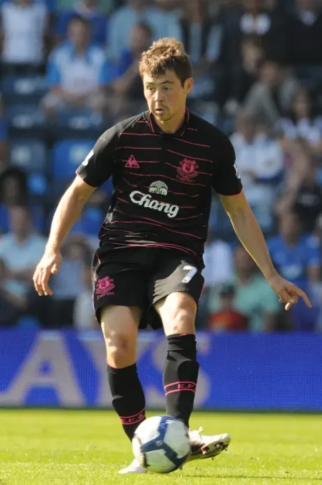 Framed Print : Diniyar Bilyaletdinov in Action at Fratton Park: Everton vs Portsmouth, Barclays Premier League