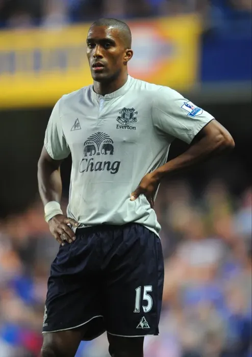 Framed Print : Distin at Stamford Bridge: Everton's Defender Faces Chelsea in Barclays Premier League (15 October 2011)