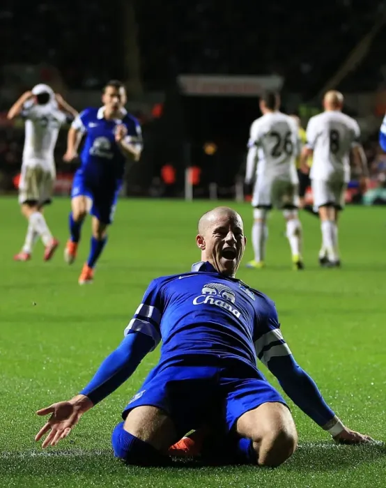 Framed Print : Double Trouble: Ross Barkley's Brace Powers Everton to Premier League Win over Swansea City (22-12-2013) Framed Print : Double Trouble: Ross Barkley's Brace Powers Everton to Premier League Win over Swansea City (22-12-2013)