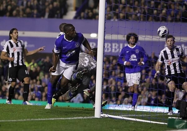 Dramatic Last-Minute Header Clearance: Anichebe vs. Williamson at Goodison Park
