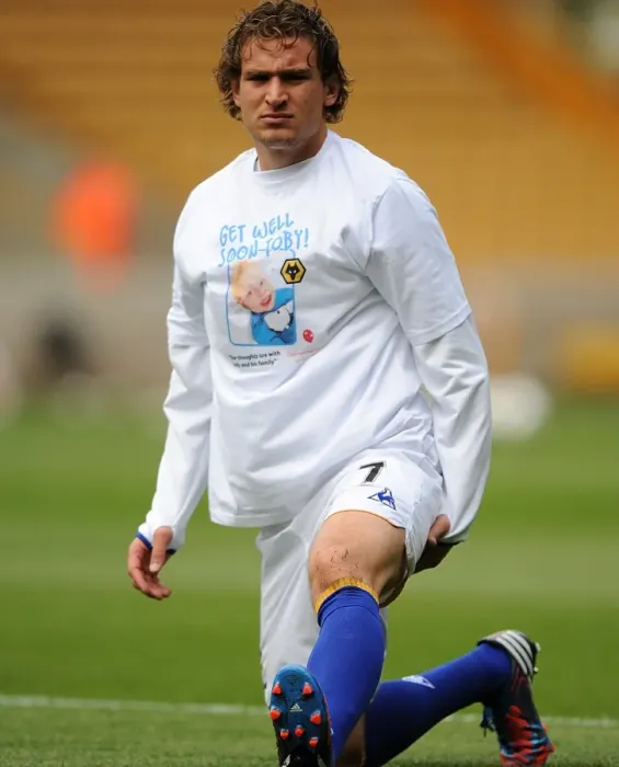 Framed Print : Dramatic Last-Minute Victory: Nikica Jelavic Scores for Everton against Wolverhampton Wanderers (06 May 2012, Molineux Stadium) Framed Print : Dramatic Last-Minute Victory: Nikica Jelavic Scores for Everton against Wolverhampton Wanderers (06 May 2012, Molineux Stadium)