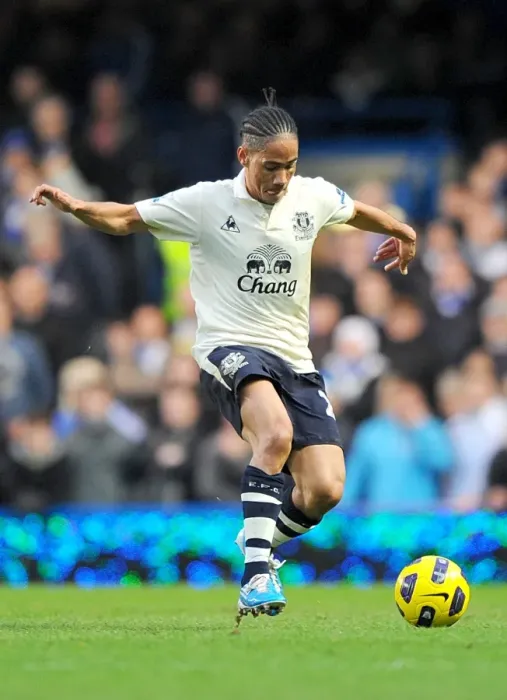 Framed Print : Dynamic Midfielder: Steven Pienaar in Action for Everton