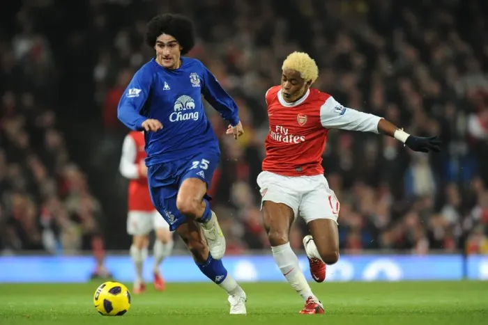 Framed Print : Escaping the Gunners: Fellaini Outwits Song in Everton's Barclays Premier League Battle at Emirates Stadium (01 February 2011) Framed Print : Escaping the Gunners: Fellaini Outwits Song in Everton's Barclays Premier League Battle at Emirates Stadium (01 February 2011)