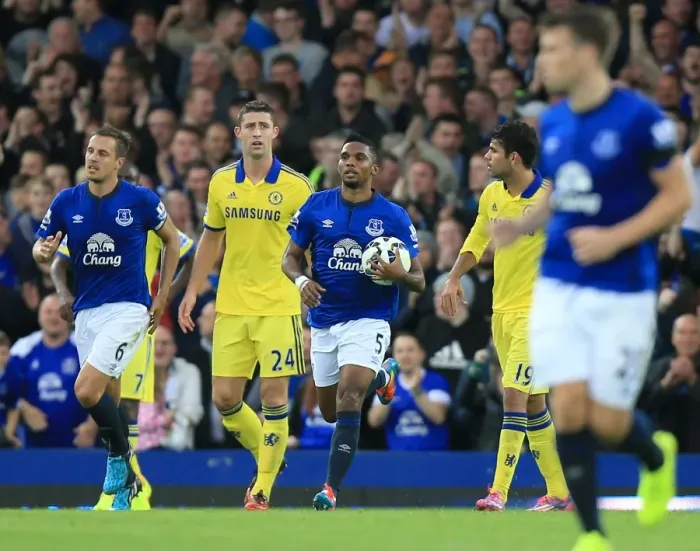 Framed Print : Eto'o Scores Hat-trick: Everton's Thrilling 3-1 Victory Over Chelsea in Premier League