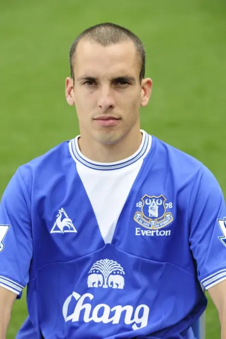 Framed Print : Everton FC 2009-10: Leon Osman in Team Photo Framed Print : Everton FC 2009-10: Leon Osman in Team Photo
