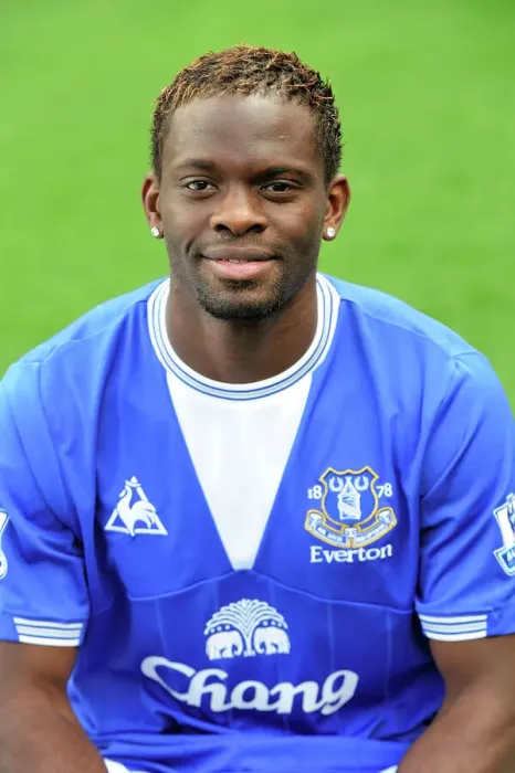 Framed Print : Everton FC 2009-10 Team Photo: Louis Saha Framed Print : Everton FC 2009-10 Team Photo: Louis Saha
