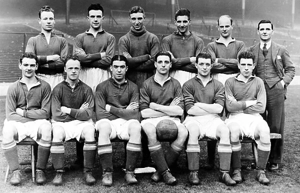 Everton FC. Everton Football Club. l-r standing; McClure, Gee, Coggins, Thomson, Cresswell