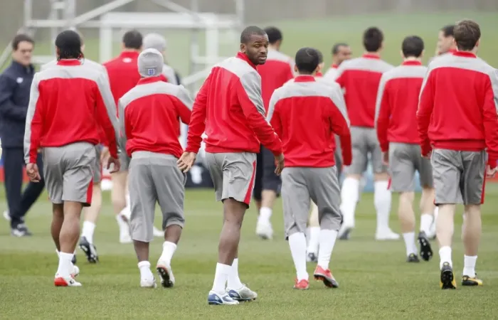 Framed Print : Everton FC: Darren Bent in Training with England Squad, London Colney (March 2009) Framed Print : Everton FC: Darren Bent in Training with England Squad, London Colney (March 2009)