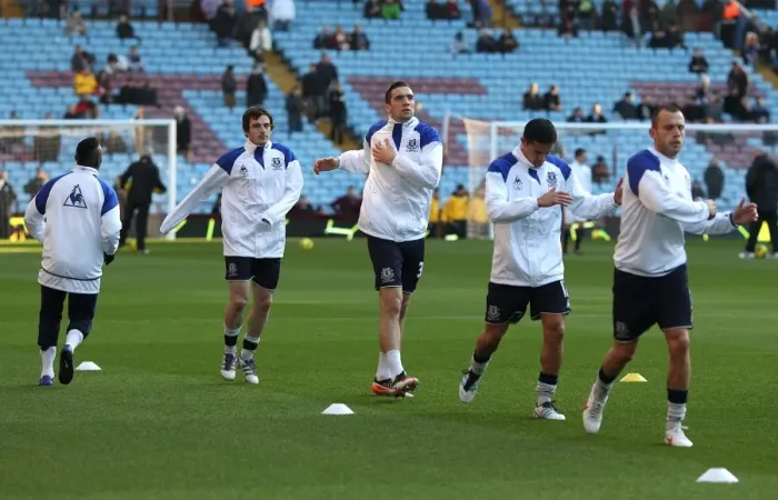Framed Print : Everton FC Players Gearing Up: Drenthe, Baines, Duffy, Cahill, Heitinga at Villa Park (BPL, 14 Jan 2012)