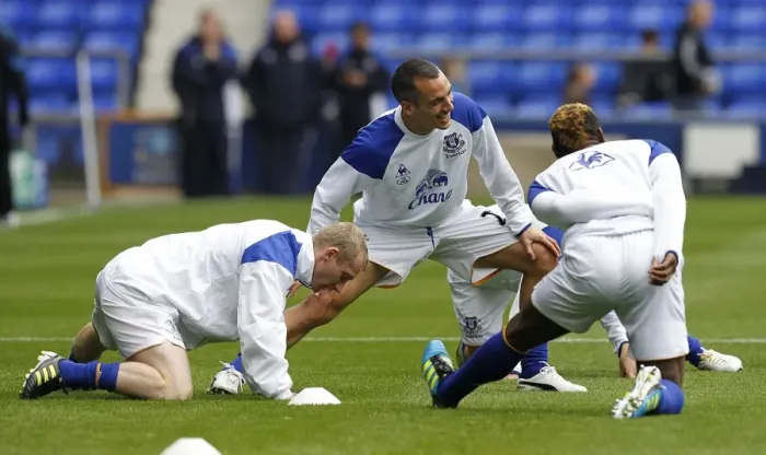 Framed Print : Everton FC: Pre-Match Huddle - Everton vs Manchester United (2011) - Tony Hibbert, Leon Osman, Louis Saha Framed Print : Everton FC: Pre-Match Huddle - Everton vs Manchester United (2011) - Tony Hibbert, Leon Osman, Louis Saha