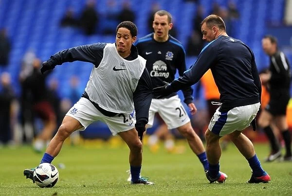 Everton FC: Steven Pienaar and Darron Gibson Focused in Pre-Match Training Ahead of Everton vs Manchester City (16-03-2013)