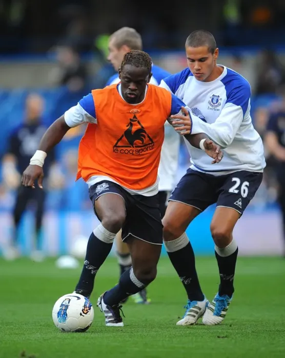 Framed Print : Everton Football Club: Saha and Rodwell Prepare for Chelsea Showdown (15 October 2011) Framed Print : Everton Football Club: Saha and Rodwell Prepare for Chelsea Showdown (15 October 2011)