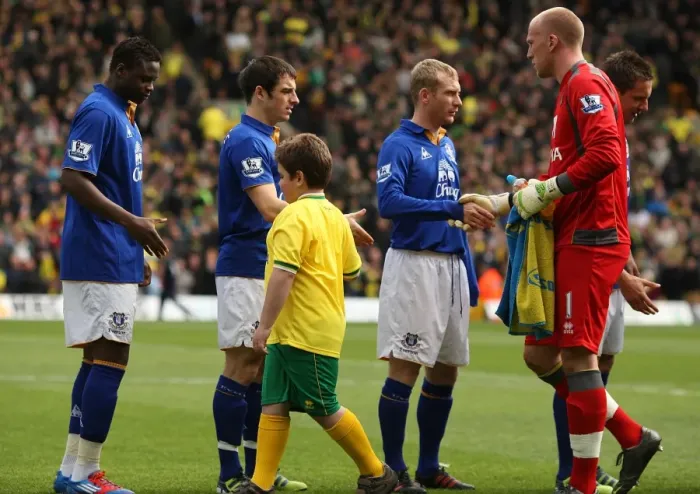 Framed Print : Everton and Norwich Unite: Players and Mascots Shake Hands Before Barclays Premier League Clash (07 April 2012) Framed Print : Everton and Norwich Unite: Players and Mascots Shake Hands Before Barclays Premier League Clash (07 April 2012)
