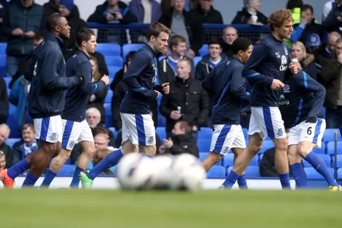 Framed Print : Everton Players Gear Up for Battle: Everton vs Fulham, Barclays Premier League, Goodison Park (27-04-2013) Framed Print : Everton Players Gear Up for Battle: Everton vs Fulham, Barclays Premier League, Goodison Park (27-04-2013)