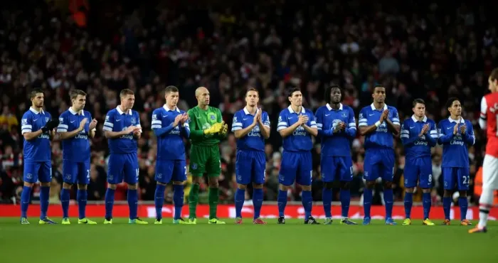 Framed Print : Everton Players Pay Tribute: A Minute's Silence Before Arsenal vs. Everton (1-1), Barclays Premier League (08-12-2013) Framed Print : Everton Players Pay Tribute: A Minute's Silence Before Arsenal vs. Everton (1-1), Barclays Premier League (08-12-2013)