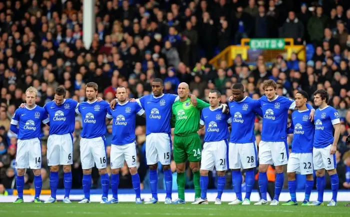Framed Print : Everton Players Unite Before Kick-off: Everton vs. Chelsea, Barclays Premier League, Goodison Park (30-12-2012) Framed Print : Everton Players Unite Before Kick-off: Everton vs. Chelsea, Barclays Premier League, Goodison Park (30-12-2012)