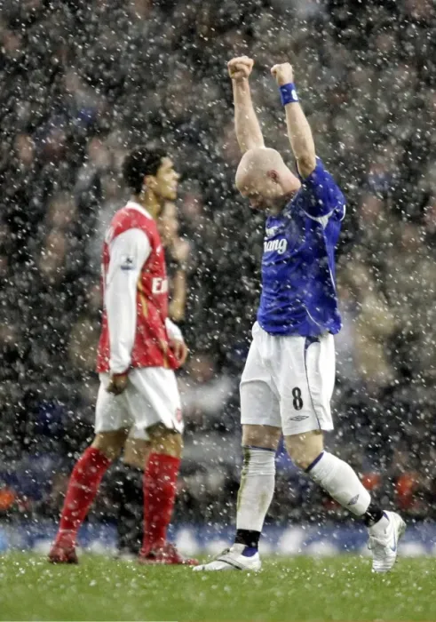 Framed Print : Everton v Arsenal - Andrew Johnson celebrates at the end of the game