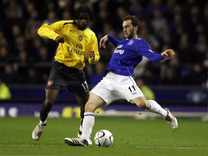 Framed Print : Everton v Arsenal Carling Cup Fourth Round James McFadden in action against Alexandre Song Framed Print : Everton v Arsenal Carling Cup Fourth Round James McFadden in action against Alexandre Song