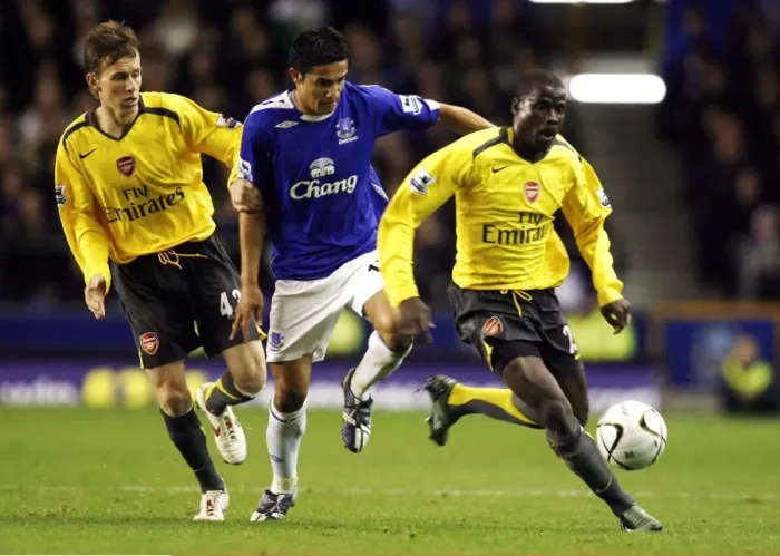 Framed Print : Everton v Arsenal Carling Cup Fourth Round Tim Cahill is challenged by Mark Randall Framed Print : Everton v Arsenal Carling Cup Fourth Round Tim Cahill is challenged by Mark Randall