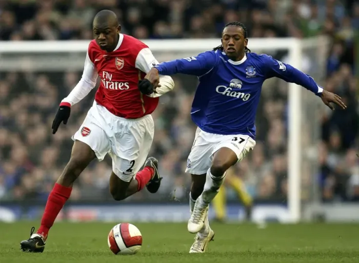 Framed Print : Everton v Arsenal - Manuel Fernandes and Arsenals Abou Diaby