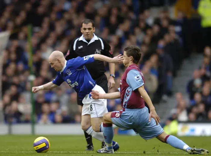 Framed Print : Everton v Aston Villa Andrew Johnson - Everton in action against Gary Cahill