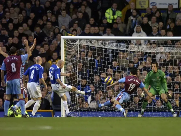 Framed Print : Everton v Aston Villa Lee Carsley - Everton shoots at goal under pressure from Liam Ridgewell Framed Print : Everton v Aston Villa Lee Carsley - Everton shoots at goal under pressure from Liam Ridgewell