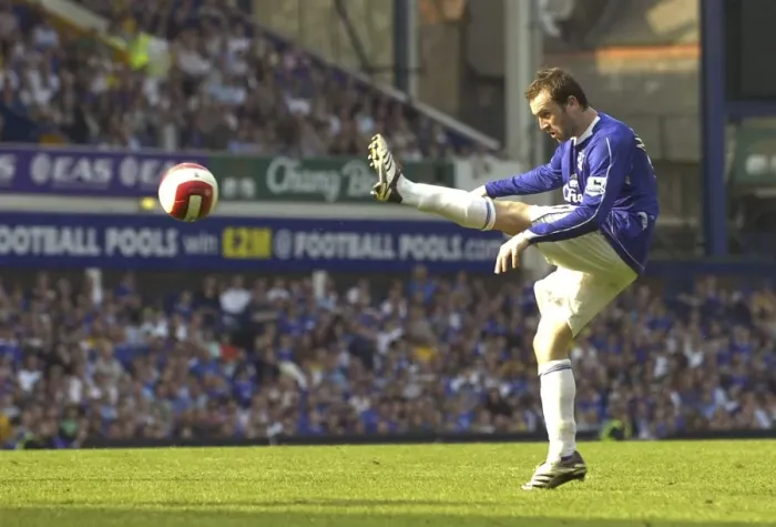 Framed Print : Everton v Charlton Athletic James McFadden shoots at goal Framed Print : Everton v Charlton Athletic James McFadden shoots at goal