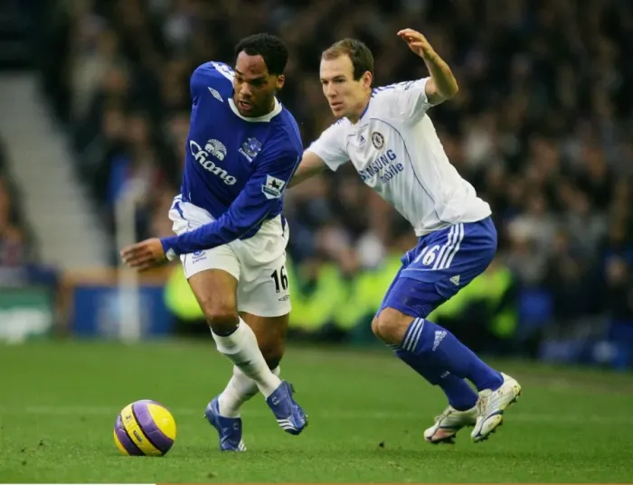 Framed Print : Everton v Chelsea Joleon Lescott of Everton in action against Chelseas Arjen Robben Framed Print : Everton v Chelsea Joleon Lescott of Everton in action against Chelseas Arjen Robben