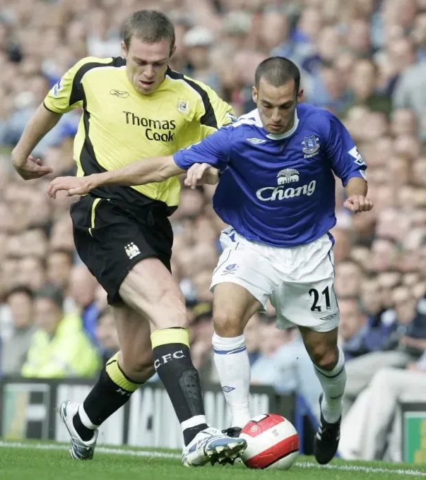 Framed Print : Everton v Manchester City - Evertons Leon Osman battles with Manchester Citys Richard Dunne Framed Print : Everton v Manchester City - Evertons Leon Osman battles with Manchester Citys Richard Dunne