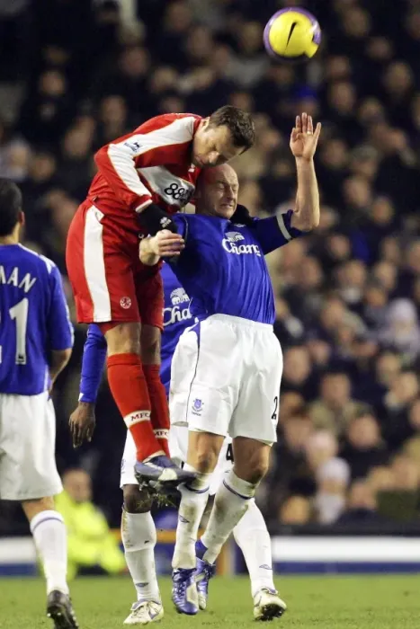 Framed Print : Everton v Middlesbrough Mark Viduka battles with Lee Carsley Framed Print : Everton v Middlesbrough Mark Viduka battles with Lee Carsley