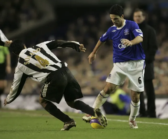 Framed Print : Everton v Newcastle United - Mikel Arteta and Newcastles Nolberto Solano