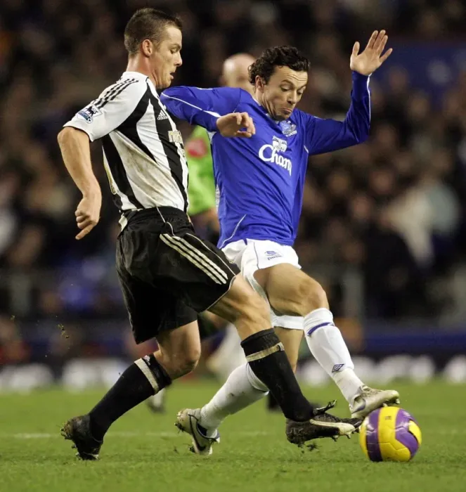 Framed Print : Everton v Newcastle United Simon Davies tackles Newcastles Scott Parker Framed Print : Everton v Newcastle United Simon Davies tackles Newcastles Scott Parker