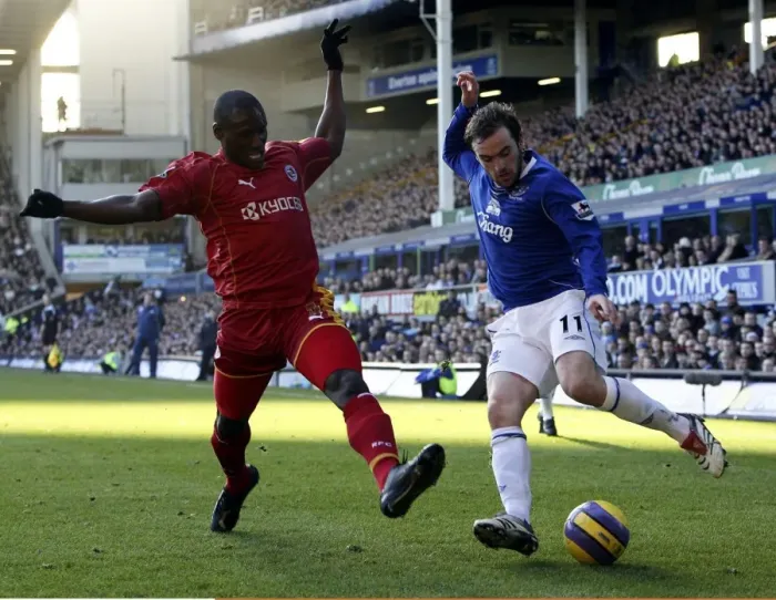 Framed Print : Everton v Reading James McFadden and Readings Ibrahima Sonko
