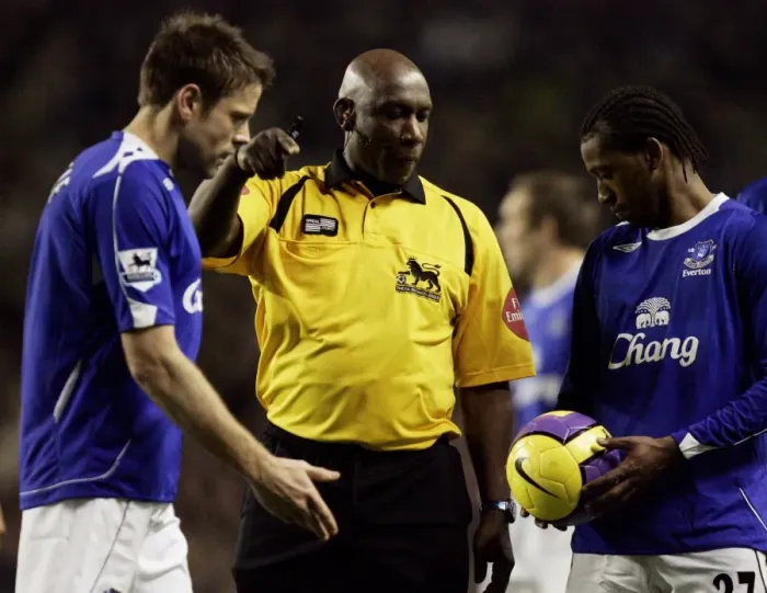 Framed Print : Everton v Tottenham Hotspur Uriah Rennie talks to James Beattie and Manuel Fernandes Framed Print : Everton v Tottenham Hotspur Uriah Rennie talks to James Beattie and Manuel Fernandes