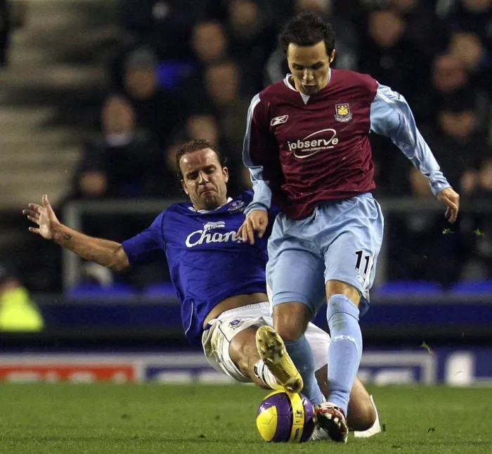 Framed Print : Everton v West Ham - Andy Van der Meyde and Matthew Etherington Framed Print : Everton v West Ham - Andy Van der Meyde and Matthew Etherington