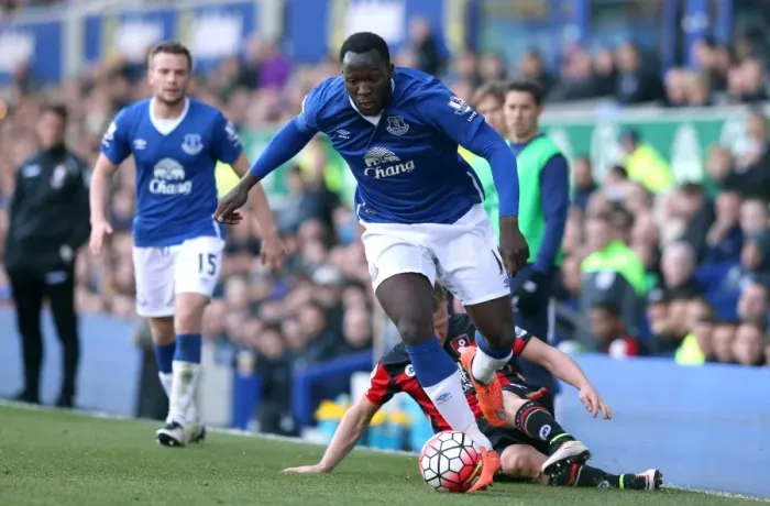 Framed Print : Everton vs AFC Bournemouth: Lukaku vs Ritchie - Battle for Ball Supremacy at Goodison Park Framed Print : Everton vs AFC Bournemouth: Lukaku vs Ritchie - Battle for Ball Supremacy at Goodison Park