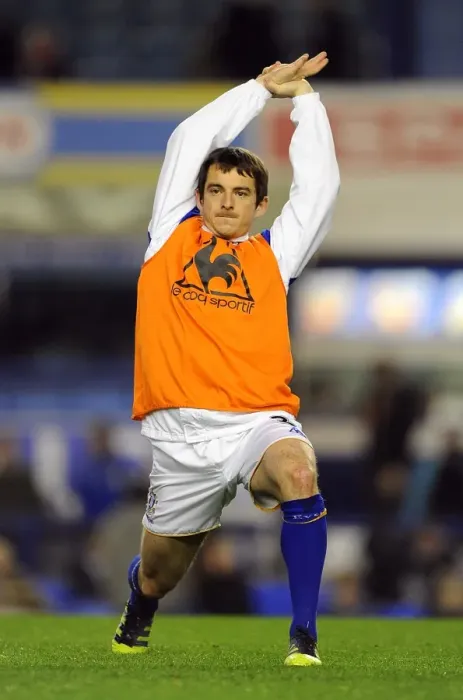 Framed Print : Everton vs Arsenal: Barclays Premier League Battle at Goodison Park - Leighton Baines in Action Framed Print : Everton vs Arsenal: Barclays Premier League Battle at Goodison Park - Leighton Baines in Action