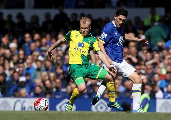 Everton vs Norwich City: Gareth Barry Tackles Steven Naismith at Goodison Park