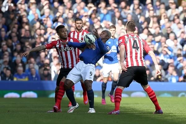 Everton vs Southampton: Arouna Kone and Ryan Bertrand Engage in Intense Battle for Ball