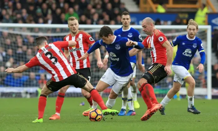 Framed Print : Everton vs Sunderland: Ross Barkley Clashes with Oviedo and Gibson at Goodison Park Framed Print : Everton vs Sunderland: Ross Barkley Clashes with Oviedo and Gibson at Goodison Park