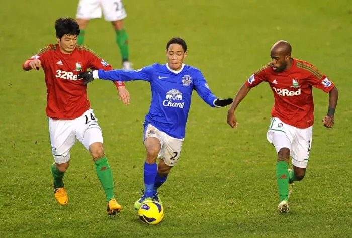 Framed Print : Everton vs Swansea City: Steven Pienaar's Intense Battle in the Premier League Rivalry at Goodison Park (12-01-2013)