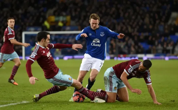 Framed Print : Everton vs West Ham United: Aiden McGeady Fights for Possession in FA Cup Third Round Clash Framed Print : Everton vs West Ham United: Aiden McGeady Fights for Possession in FA Cup Third Round Clash