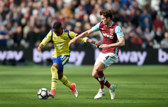 Framed Print : Everton vs. West Ham United: A Battle at London Stadium - Lookman vs. Nordtveit (Premier League, 2016-17) Framed Print : Everton vs. West Ham United: A Battle at London Stadium - Lookman vs. Nordtveit (Premier League, 2016-17)