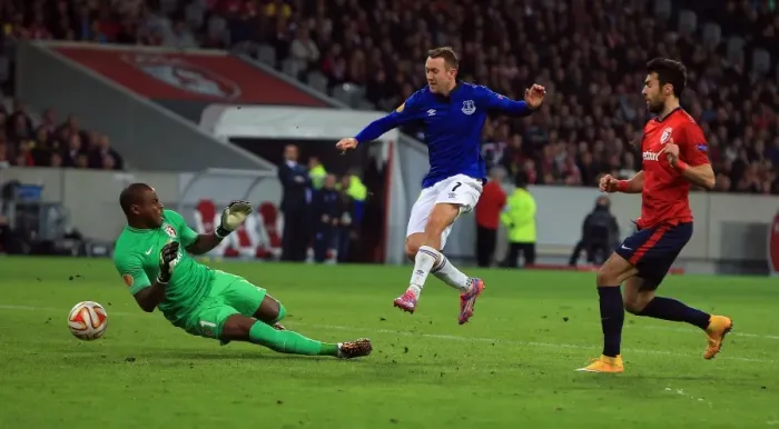 Framed Print : Everton's Aidan McGeady: UEFA Europa League Showdown Against Lille OSC - Seizing the Golden Opportunity