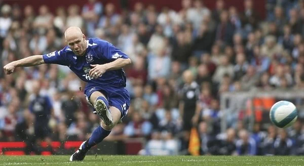 Everton's Andrew Johnson Thunders a Shot at Aston Villa in Barclays Premier League