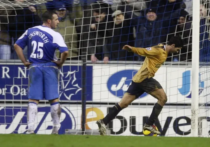 Framed Print : Evertons Arteta celebrates after scoring as Wigan Athletics Unsworth looks on during their English