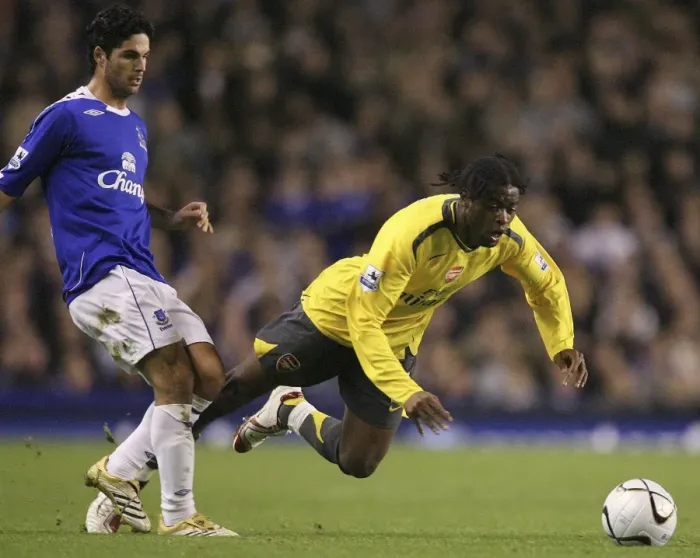 Framed Print : Evertons Arteta challenges Arsenals Song for the ball during their English League Cup fourth round