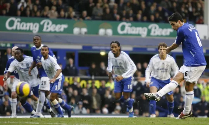 Framed Print : Evertons Arteta scores a penalty against Chelsea during their English Premier League match in Liver